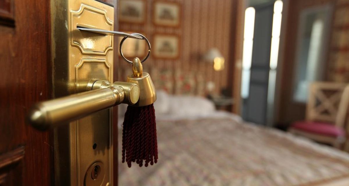 Handelsblatt: Προς νέο ρεκόρ ο ελληνικός τουρισμός το 2024, αλλά ποιος θα στρώσει τα κρεβάτια;