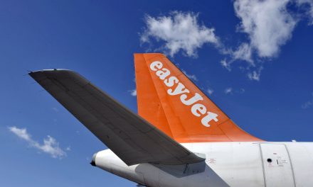 Η EasyJet θα χρεώνει και για το ντουλάπι των αποσκευών πάνω από τα καθίσματα