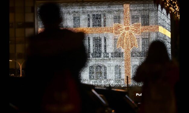 Η Αθήνα ετοιμάζεται για τις γιορτές – Καταστήματα και δρόμοι “φοράνε” τα Χριστουγεννιάτικα