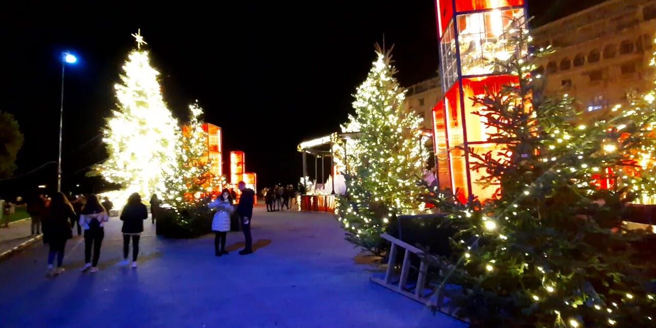 Η Θεσσαλονίκη φόρεσε τα γιορτινά της – Στολίστηκε η πλατεία Αριστοτέλους (εικόνες)