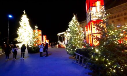 Η Θεσσαλονίκη φόρεσε τα γιορτινά της – Στολίστηκε η πλατεία Αριστοτέλους (εικόνες)