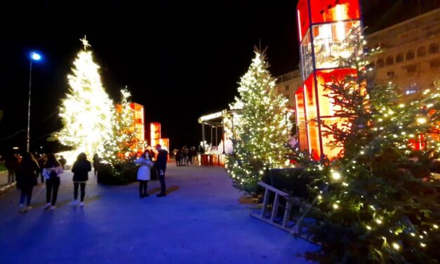 Η Θεσσαλονίκη φόρεσε τα γιορτινά της – Στολίστηκε η πλατεία Αριστοτέλους (εικόνες)