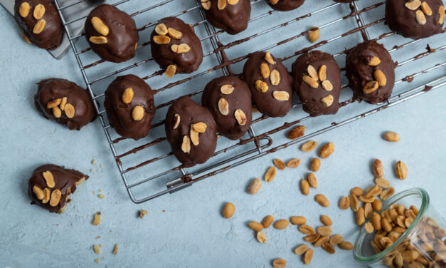 Μελομακάρονα με καραμέλα φιστικοβούτυρου & σοκολάτα… για να κάνετε τη διαφορά!