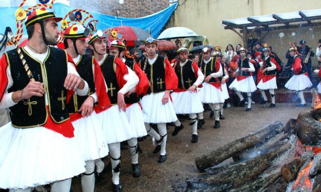 Από την Κρήτη μέχρι τον Έβρο: Τα έθιμα και οι παραδόσεις της Πρωτοχρονιάς στην Ελλάδα