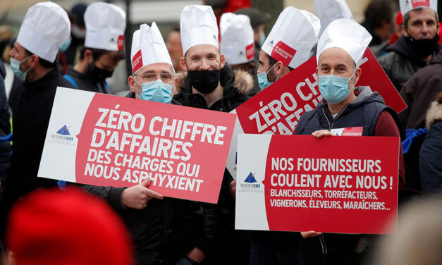 Γάλλοι διαδηλωτές στους δρόμους του Παρισίου – Ζητάνε να ανοίξουν τα εστιατόρια και τα ξενοδοχεία