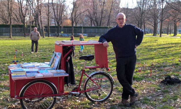 Μιλάνο: Πλανόδιος βιβλιοπώλης παραδίδει τα βιβλία στο σπίτι με ποδήλατο!