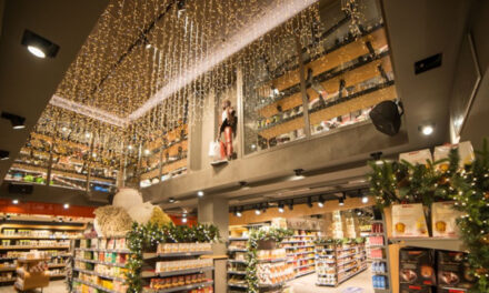 Αυτό το σούπερ μάρκετ στη Μύκονο διεκδικεί βραβείο χριστουγεννιάτικου στολισμού (video)