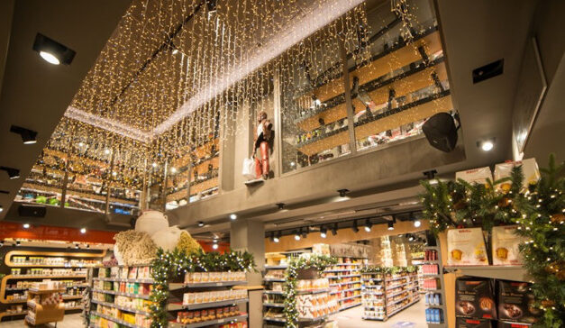 Αυτό το σούπερ μάρκετ στη Μύκονο διεκδικεί βραβείο χριστουγεννιάτικου στολισμού (video)