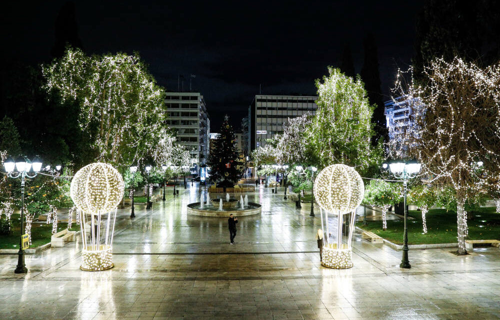 Χριστούγεννα στην Αθήνα: Το Σύνταγμα φόρεσε τα γιορτινά του και πλημμύρισε φως