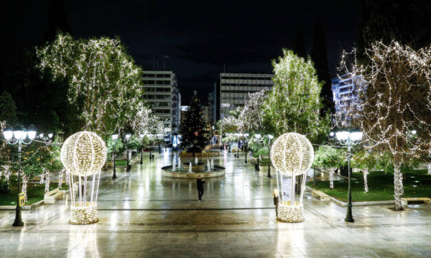 Χριστούγεννα στην Αθήνα: Το Σύνταγμα φόρεσε τα γιορτινά του και πλημμύρισε φως