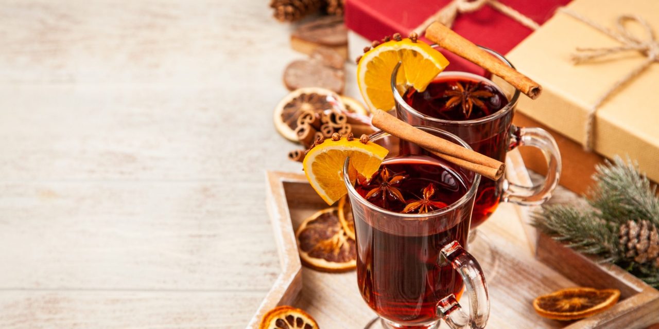 Glühwein: Tο κρασί των Χριστουγέννων – Δείτε τη συνταγή και εντυπωσιάστε τους καλεσμένους σας