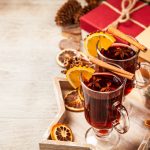 Glühwein: Tο κρασί των Χριστουγέννων – Δείτε τη συνταγή και εντυπωσιάστε τους καλεσμένους σας