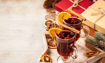 Glühwein: Tο κρασί των Χριστουγέννων – Δείτε τη συνταγή και εντυπωσιάστε τους καλεσμένους σας