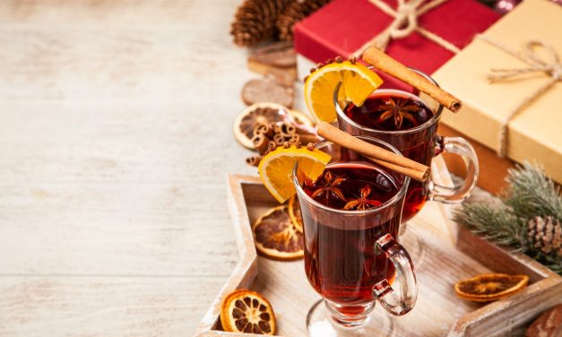 Glühwein: Tο κρασί των Χριστουγέννων – Δείτε τη συνταγή και εντυπωσιάστε τους καλεσμένους σας