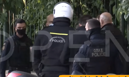 Αστυνομικοί προσήγαγαν εργαζόμενους του τουρισμού που διαμαρτυρήθηκαν έξω από το Μαξίμου