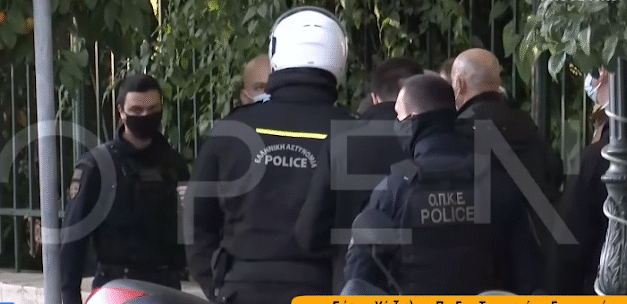 Αστυνομικοί προσήγαγαν εργαζόμενους του τουρισμού που διαμαρτυρήθηκαν έξω από το Μαξίμου