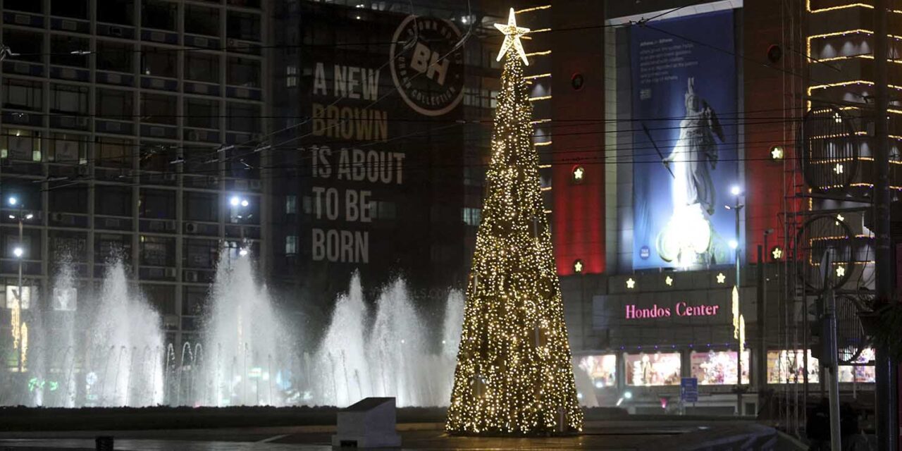 Στολίστηκε η πλατεία Ομονοίας – Χριστουγεννιάτικο δέντρο 15 μέτρων δίπλα στο σιντριβάνι