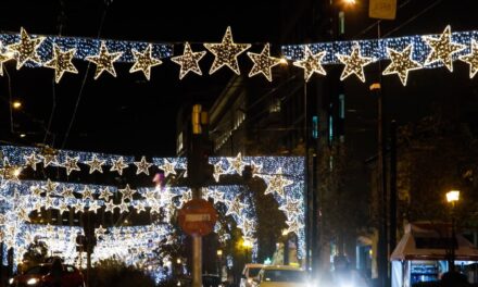 Η Πανεπιστημίου φόρεσε τα γιορτινά της – Δείτε εικόνες