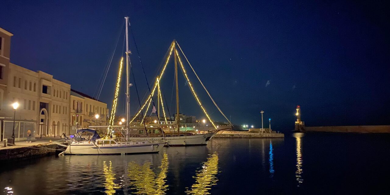 Εντυπωσιακές εικόνες από τον Χριστουγεννιάτικο στολισμό στα Χανιά – Χιλιάδες λαμπιόνια στα ιστιοφόρα