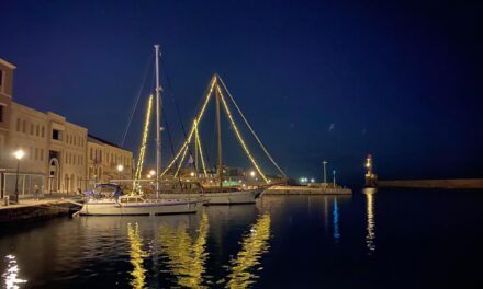 Εντυπωσιακές εικόνες από τον Χριστουγεννιάτικο στολισμό στα Χανιά – Χιλιάδες λαμπιόνια στα ιστιοφόρα