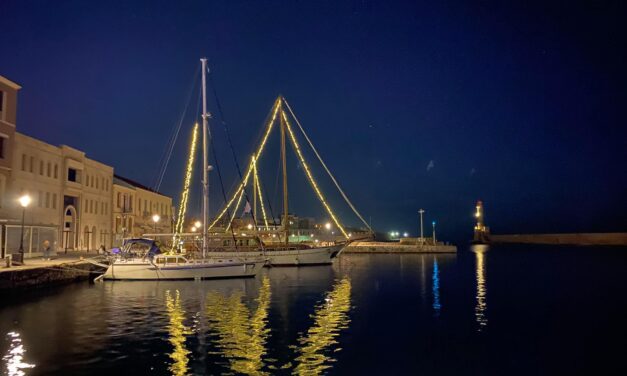 Εντυπωσιακές εικόνες από τον Χριστουγεννιάτικο στολισμό στα Χανιά – Χιλιάδες λαμπιόνια στα ιστιοφόρα