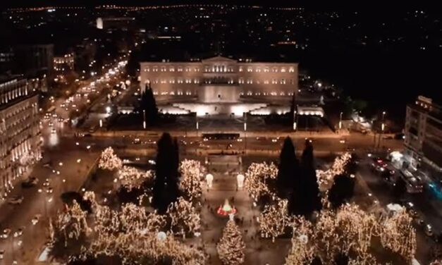 Απίστευτο βίντεο: Δείτε τη στολισμένη Αθήνα… από ψηλά
