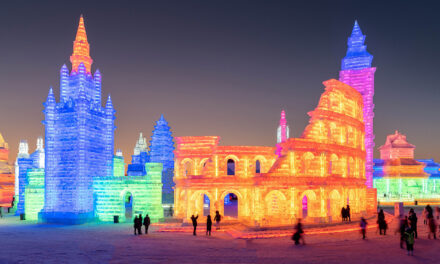 Κίνα: 220.000 κυβικά μέτρα πάγου μεταμορφώθηκαν σε φωτεινά κτίρια – Φαντασμαγορικές εικόνες