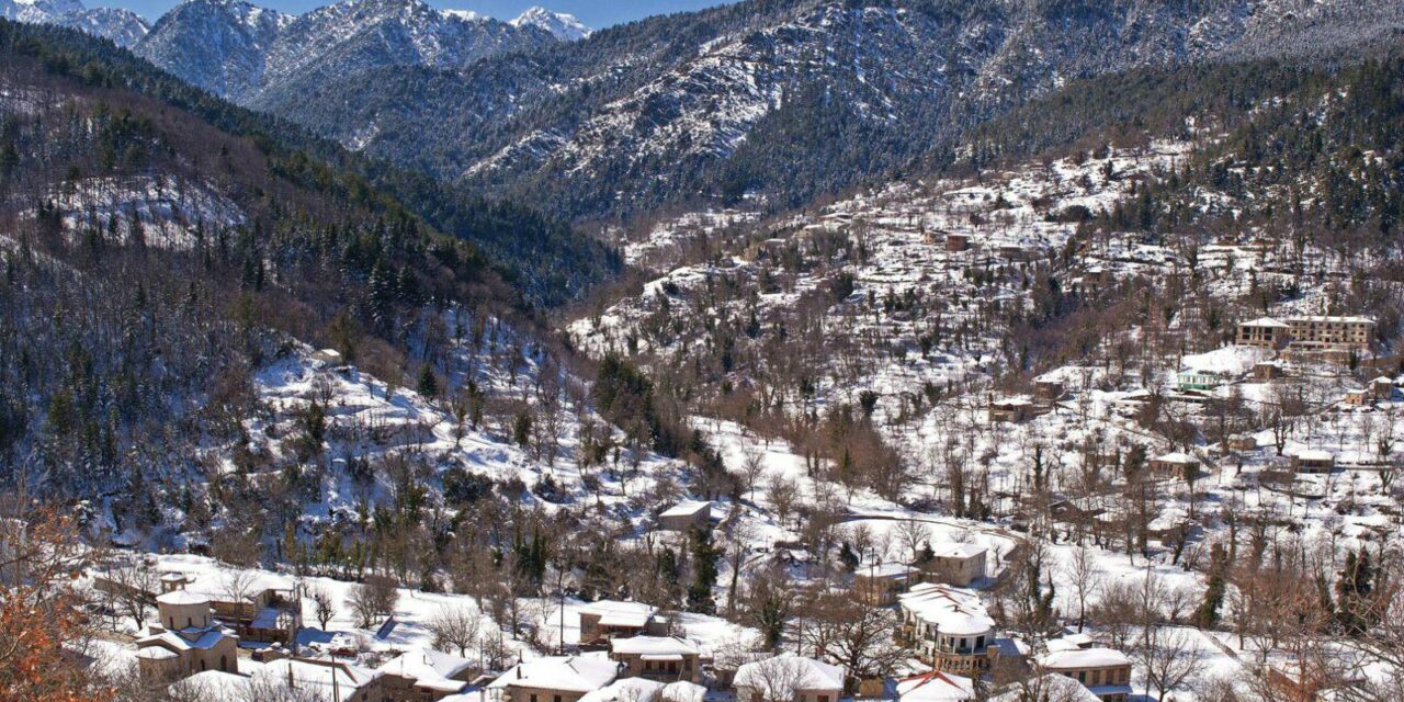 Το απόλυτο Αλπικό τοπίο της Κορινθίας: Τα χιονισμένα Τρίκαλα Κορινθίας και η Λίμνη Δόξα (video)