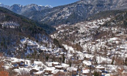 Το απόλυτο Αλπικό τοπίο της Κορινθίας: Τα χιονισμένα Τρίκαλα Κορινθίας και η Λίμνη Δόξα (video)