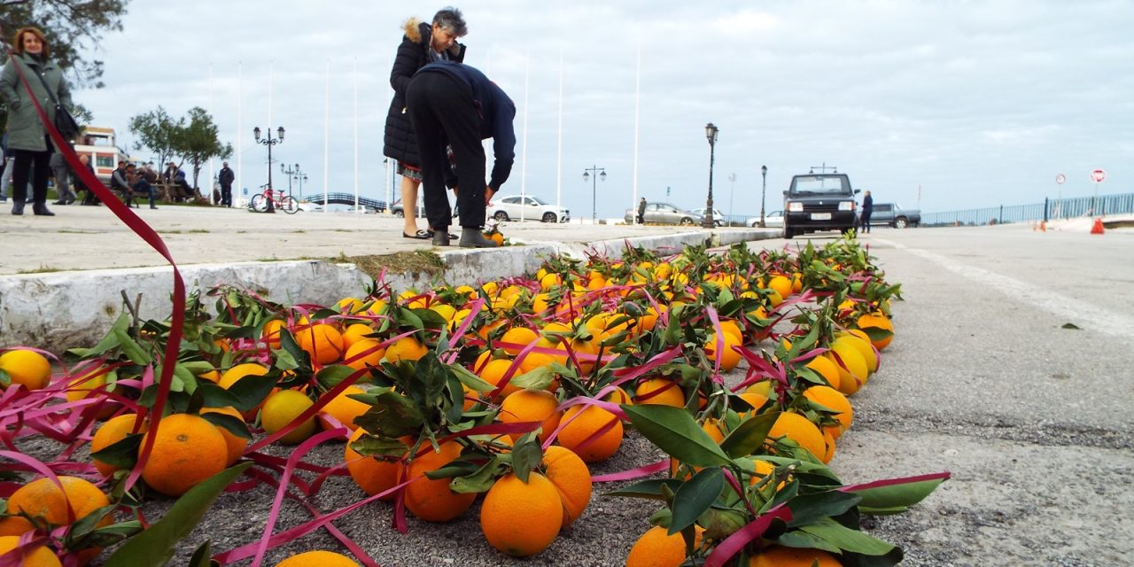 Πως γιορτάζουν τα Θεοφάνεια ανά την Ελλάδα; Τα φωτοκόλλυβα, οι αράπηδες και τα ευλογημένα πορτοκάλια