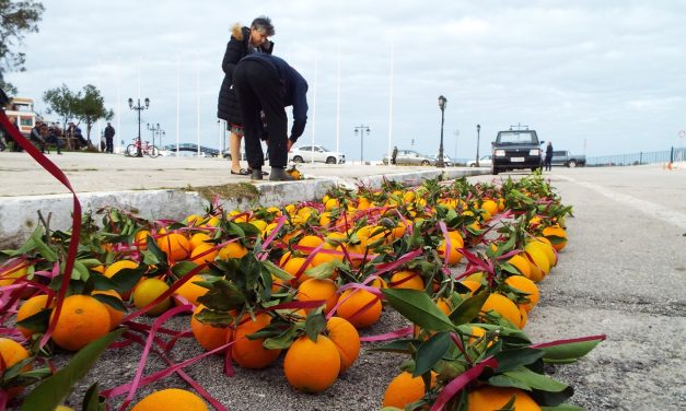 Πως γιορτάζουν τα Θεοφάνεια ανά την Ελλάδα; Τα φωτοκόλλυβα, οι αράπηδες και τα ευλογημένα πορτοκάλια
