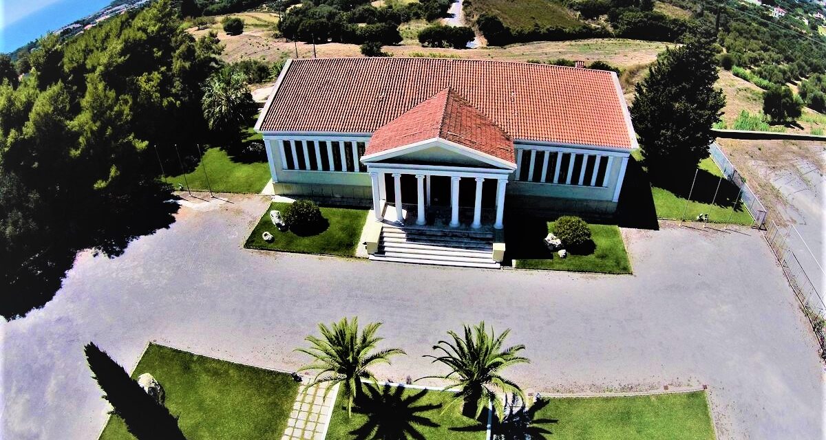 Κουρκουμελάτα: Το χωριό που ξεχωρίζει για τα καλαίσθητα κτήρια και τους πολύχρωμους κήπους του