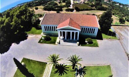 Κουρκουμελάτα: Το χωριό που ξεχωρίζει για τα καλαίσθητα κτήρια και τους πολύχρωμους κήπους του