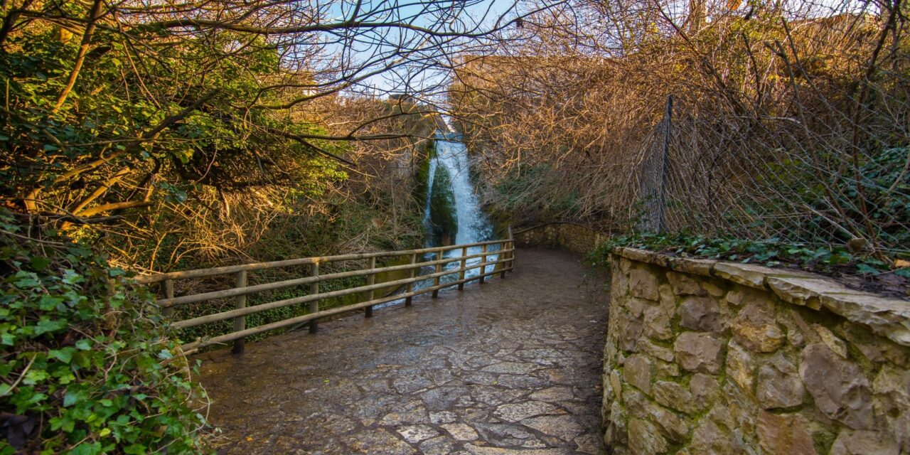 Αγόριανη, το αγαπημένο “λευκό” χωριό του Παρνασσού με τον καταρράκτη και τις ξακουστές ταβέρνες (vid)