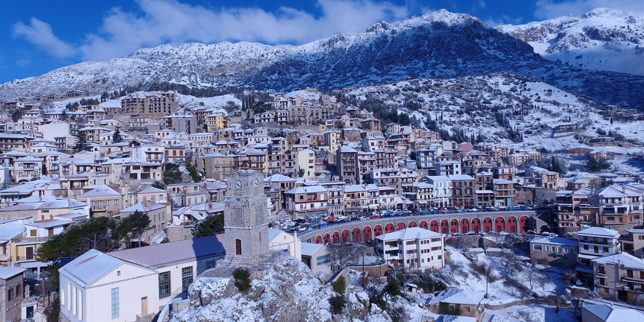 Αράχωβα: Η «βασίλισσα του χιονιού» στα καλύτερά της (video)