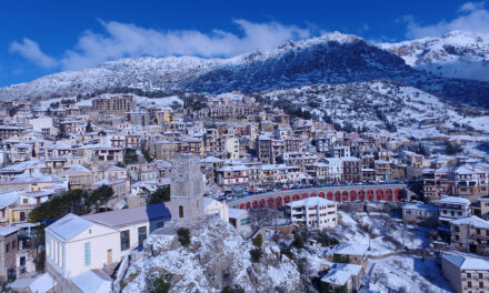 Αράχωβα: Η «βασίλισσα του χιονιού» στα καλύτερά της (video)