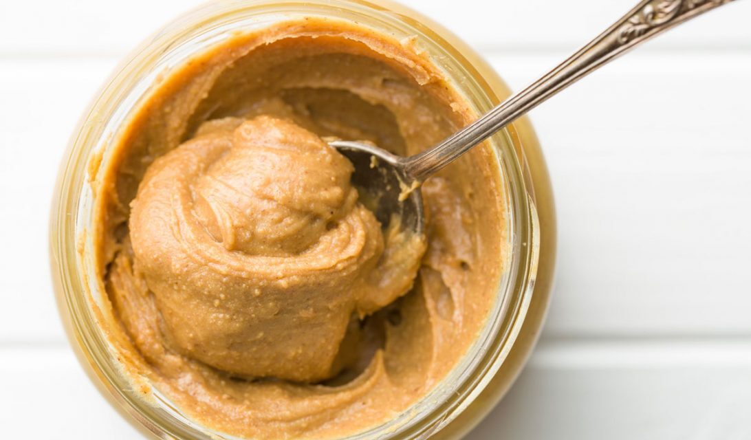 Σας περίσσεψαν κουραμπιέδες; Φτιάξτε άλειμμα πρωινού που θυμίζει… φυστικοβούτυρο!