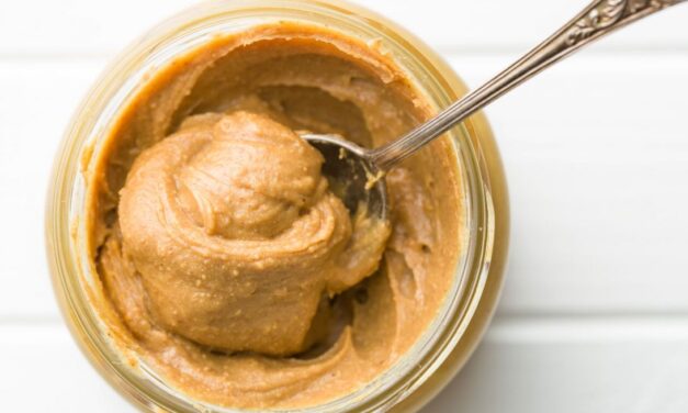 Σας περίσσεψαν κουραμπιέδες; Φτιάξτε άλειμμα πρωινού που θυμίζει… φυστικοβούτυρο!