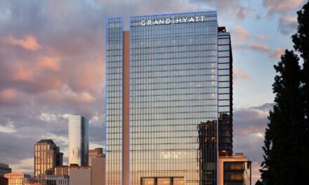 ΗΠΑ: Πήδηξαν με αλεξίπτωτο από τον 25ο όροφο ξενοδοχείου για να… γιορτάσουν την Πρωτοχρονιά (video)