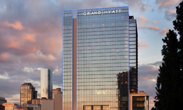 ΗΠΑ: Πήδηξαν με αλεξίπτωτο από τον 25ο όροφο ξενοδοχείου για να… γιορτάσουν την Πρωτοχρονιά (video)