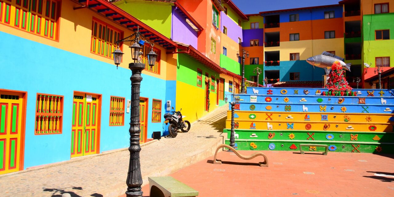 Guatapé: Εσείς γνωρίζετε που βρίσκεται η πιο πολύχρωμη πόλη του κόσμου;