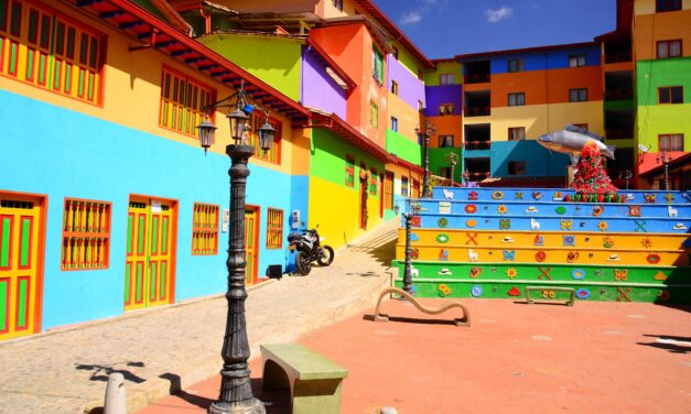 Guatapé: Εσείς γνωρίζετε που βρίσκεται η πιο πολύχρωμη πόλη του κόσμου;