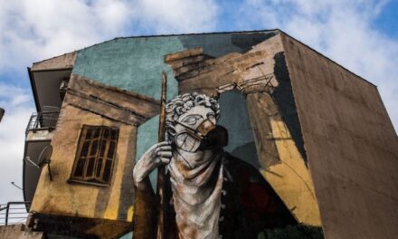 Δράμα: Μία τεράστια τοιχογραφία «μιλάει» για την εποχή του κορωνοϊού