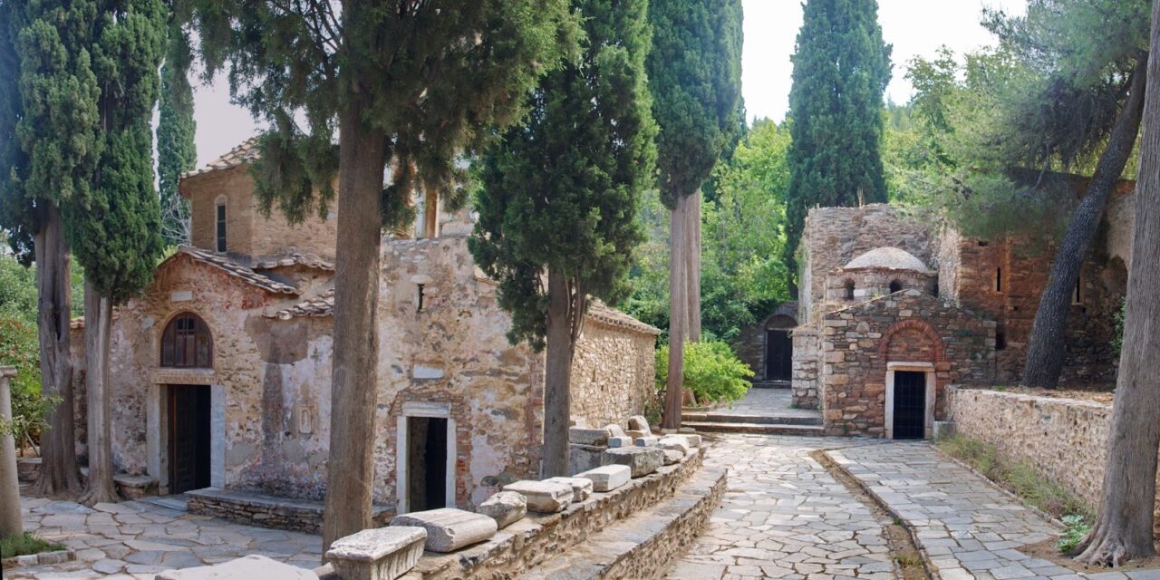 Βόλτα στους πρόποδες του Υμηττού: Η Μονή Καισαριανής και το “άγνωστο” δάσος