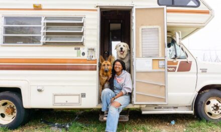 Πώς είναι να ζεις σε ένα τροχόσπιτο – Άφησε την καριέρα της για να ζήσει δίπλα στη φύση