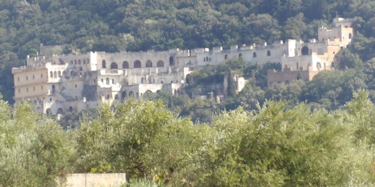 Γαργαλιάνοι: Εξερευνώντας το μοναστήρι του Ασκητή – Η Βαβέλ της Πελοποννήσου που καθηλώνει (video)