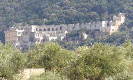 Γαργαλιάνοι: Εξερευνώντας το μοναστήρι του Ασκητή – Η Βαβέλ της Πελοποννήσου που καθηλώνει (video)