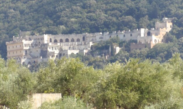 Γαργαλιάνοι: Εξερευνώντας το μοναστήρι του Ασκητή – Η Βαβέλ της Πελοποννήσου που καθηλώνει (video)