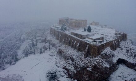 Η «Μήδεια» έντυσε την Ακρόπολη στα λευκά – Εντυπωσιακό video από ψηλά