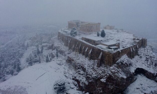 Εντυπωσιακές εικόνες: Στα “λεύκα” Πλάκα, Διονυσίου Αεροπαγίτου, Ακρόπολη